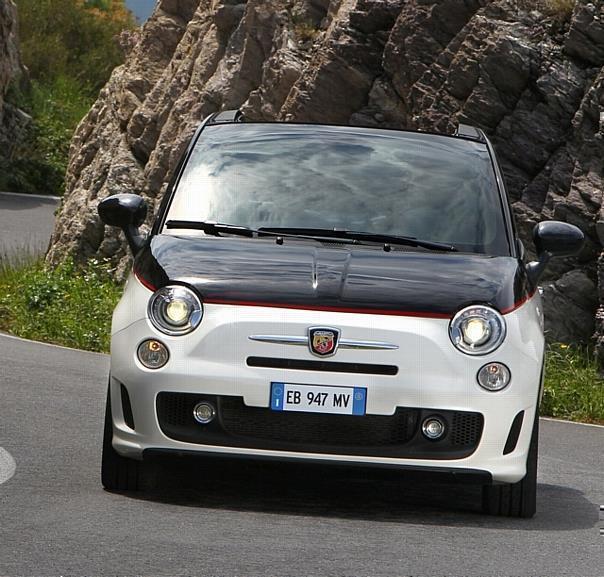 Eine technische Besonderheit ganz im Stile von Abarth ist das innovative Fünfgang-Getriebe Abarth Competizione, das Bestandteil der Serienausstattung des Abarth 500C ist. Die Halbautomatik ermöglicht Gangwechsel mittels Schaltwippen am Lenkrad.